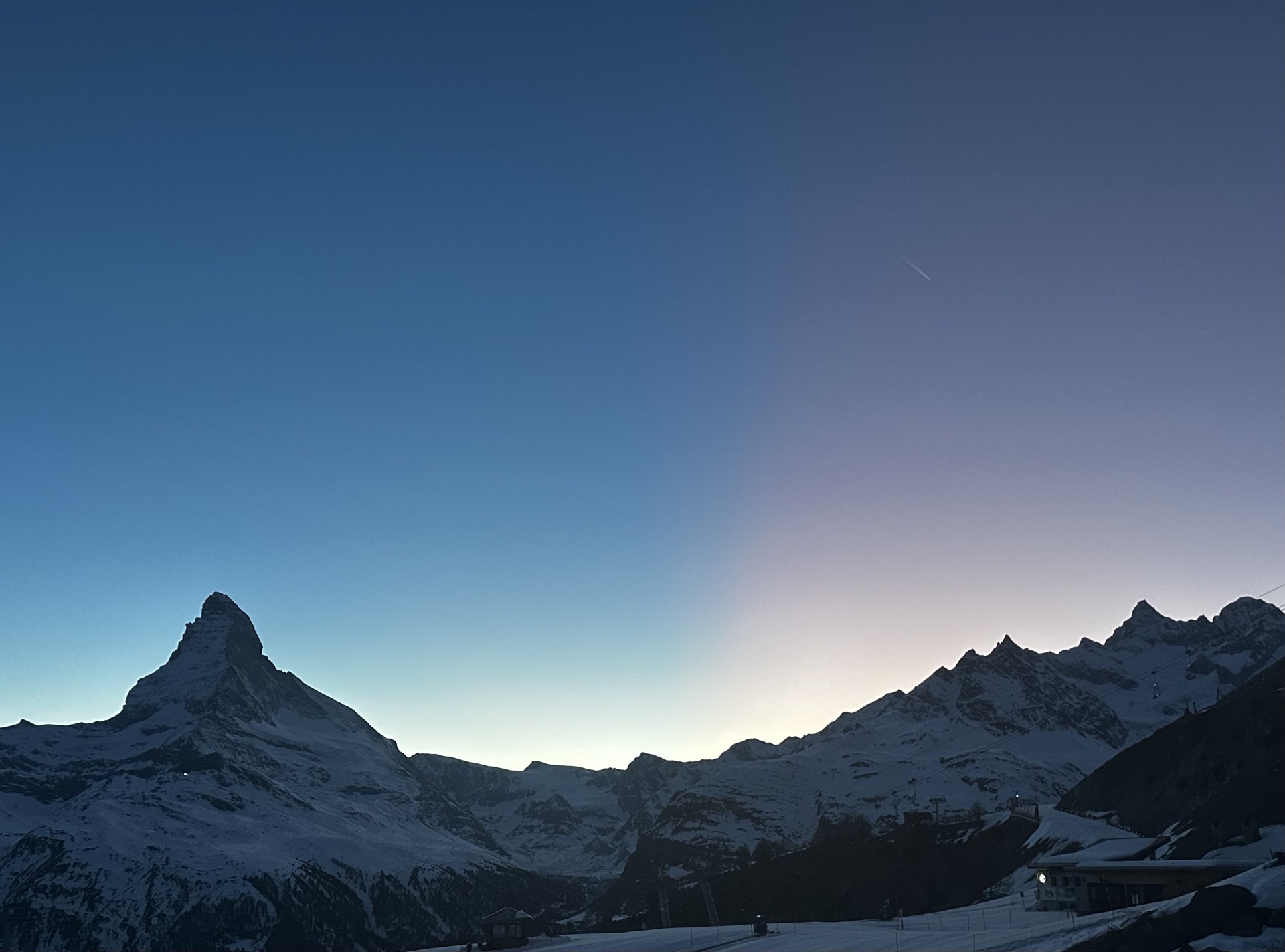 Matterhorn ved daggry under en falmende skumringshimmel